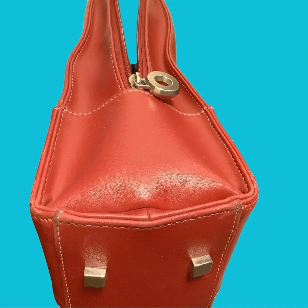 Targus introduces Jackie, a classic tote, attractive & loaded w/great features.